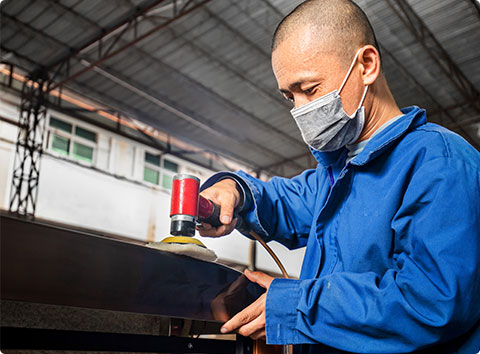 technican in Voomig is polishing the surface of hot tubs for solid construction