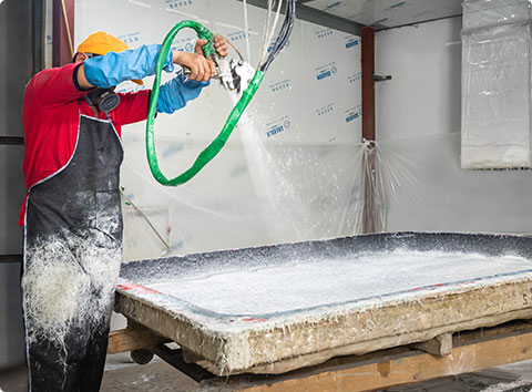 technican in Voomig is forming the spa body